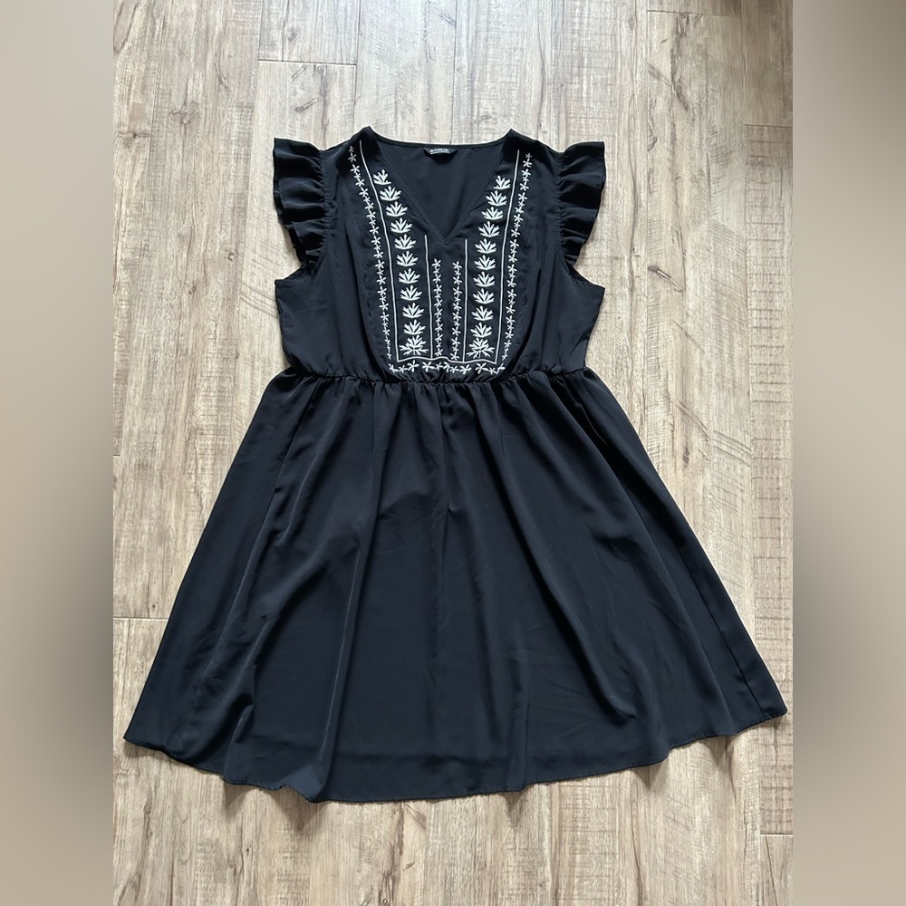 BloomChic Black Dress with White Embroidery boho bohemian summer flowy flutter - Picture 1 of 9